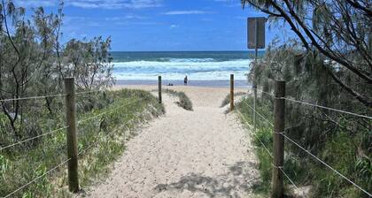 Beachfront 1BR + Loft. Surf-Café-Unwind