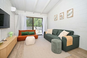 TV - Beachfront 1BR + Loft. Surf-Café-Unwind (Sunshine Coast)