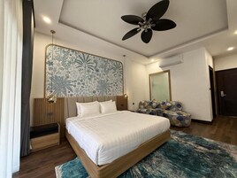 Caja de seguridad en la habitación, escritorio y cortinas blackout 