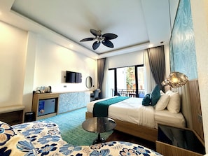Deluxe Double Room, Balcony, Pool View | Peti besi dalam bilik, meja, langsir/tirai gelap terus, Wi-fi percuma 