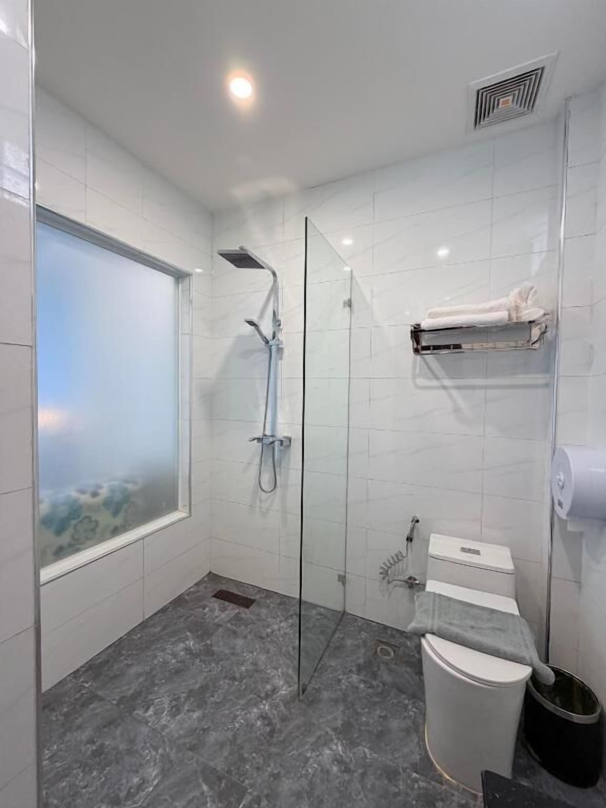 Een douche, een haardroger, badjassen, pantoffels