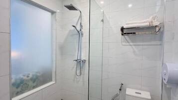 Een douche, een haardroger, badjassen, pantoffels