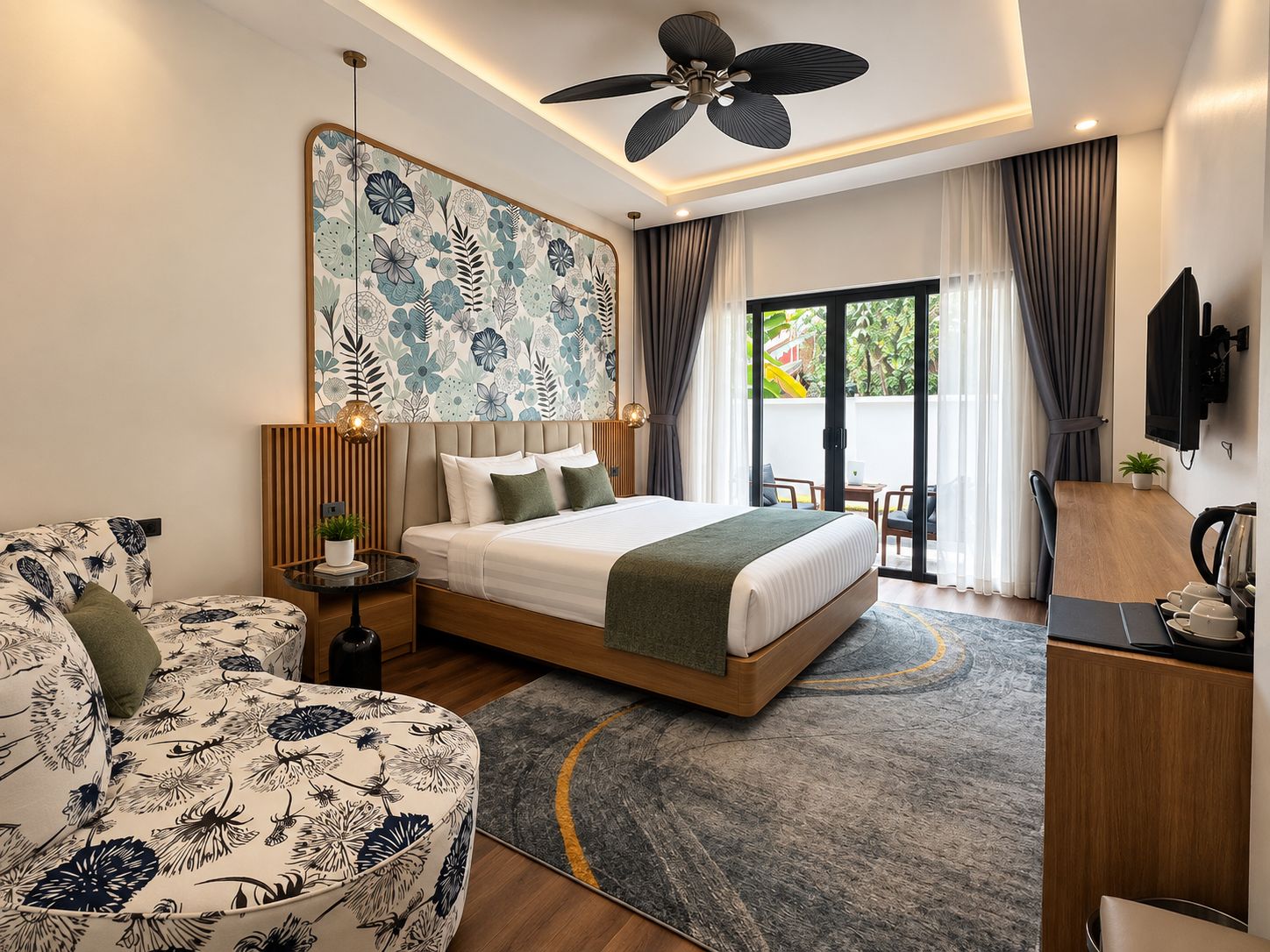 Una habitación de hotel moderna con una cama grande, un escritorio, un sofá y un ventilador de techo.