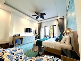 Habitación Deluxe con 1 cama doble o 2 individuales, balcón, vistas al jardín | Caja fuerte, escritorio, cortinas opacas y wifi gratis