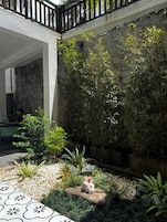 Habitación Deluxe con 1 cama doble o 2 individuales, balcón, vistas al jardín | Jardines del alojamiento