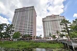 Exterior - Lakefront condo with beautiful views, wifi, central AC, shared pool, & hot tub (Orlando)