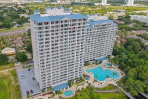 Exterior - Lakefront condo with beautiful views, wifi, central AC, shared pool, & hot tub (Orlando)