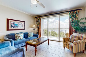 TV, DVD player - Lakefront condo with beautiful views, wifi, central AC, shared pool, & hot tub (Orlando)