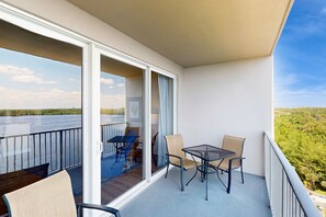 Outdoor dining - Luxury lakefront condo with balcony, jetted tub, heated pool & resort amenities (Orlando)