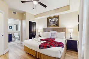 Free WiFi, bed sheets - Luxury lakefront condo with balcony, jetted tub, heated pool & resort amenities (Orlando)