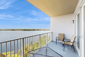 Property grounds - Luxury lakefront condo with balcony, jetted tub, heated pool & resort amenities (Orlando)