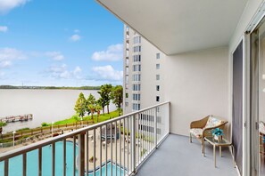 Property grounds - Lake-view 3rd-floor condo with hot tub, pools, balcony, shuttle service, & gyms (Orlando)