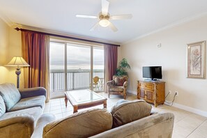 TV, DVD player - Lovely lakefront condo with lake view, kitchen, pool & hot tub near attractions (Orlando)