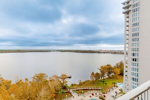 Property grounds - Lovely lakefront condo with lake view, kitchen, pool & hot tub near attractions (Orlando)