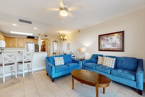 TV, DVD player - Charming lakefront condo with balcony, lake view, AC, Internet, pool & hot tub (Orlando)