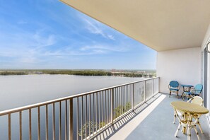 Property grounds - Lakefront retreat near attractions with lake view, AC, WiFi, pool, hot tub & gym (Orlando)