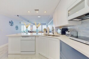 Fridge, microwave, oven, stovetop - Lakefront retreat near attractions with lake view, AC, WiFi, pool, hot tub & gym (Orlando)