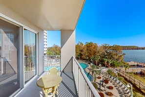 Property grounds - Spacious lakefront condo with views, AC, gym, pool & hot tub near attractions (Orlando)