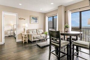 TV - Modern & bright condo with a balcony and AC - pool, hot tub, and tennis access (Orlando)