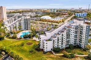 Exterior - Modern & bright condo with a balcony and AC - pool, hot tub, and tennis access (Orlando)