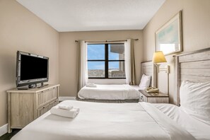 Iron/ironing board, free WiFi, bed sheets - Modern & bright condo with a balcony and AC - pool, hot tub, and tennis access (Orlando)