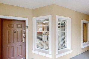 Interior - Worldquest Retreat - Ground-floor remodeled condo with sunroom, washer/dryer (Orlando)