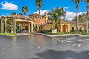 Exterior - Worldquest Retreat - Ground-floor remodeled condo with sunroom, washer/dryer (Orlando)