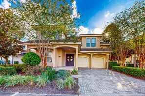 Exterior - Dog-friendly spacious resort home featuring golf views, private pool and spa (Kissimmee)