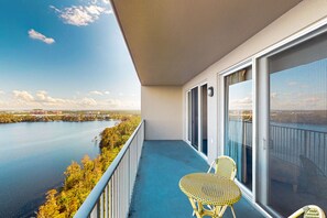 Terrace/patio - Lakefront condo with full kitchen, AC, pool & hot tub near local attractions (Orlando)
