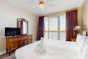 Iron/ironing board, free WiFi, bed sheets - Lakefront condo with full kitchen, AC, pool & hot tub near local attractions (Orlando)