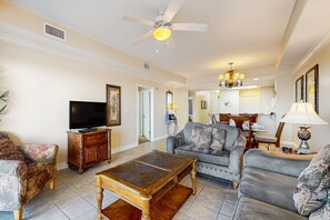 TV, DVD player - Lakefront condo with full kitchen, AC, pool & hot tub near local attractions (Orlando)