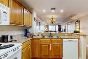 Fridge, microwave, oven, stovetop - Lakefront condo with full kitchen, AC, pool & hot tub near local attractions (Orlando)