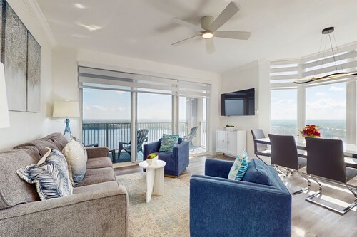 Luxury waterfront condo with panoramic views, wifi & close to downtown Disney