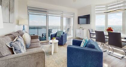 Luxury waterfront condo with panoramic views, wifi & close to downtown Disney