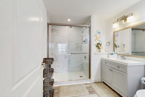 Douche, sèche-cheveux, serviettes fournies
