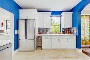 Fridge, microwave, oven, stovetop - Spanish style home with lake view, fire pit and wifi (Sebring)