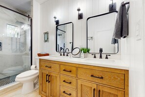 Shower, hair dryer, towels - Spanish style home with lake view, fire pit and wifi (Sebring)