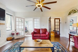 TV - Spanish style home with lake view, fire pit and wifi (Sebring)