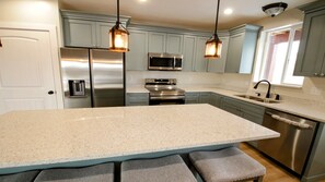 Fridge, microwave, oven, stovetop - New Mountain Estate with Dual Living Spaces | 32 Guests | Perfect for Reunions (Garden City)
