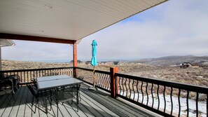 Outdoor dining - New Mountain Estate with Dual Living Spaces | 32 Guests | Perfect for Reunions (Garden City)