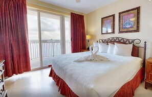 2 bedrooms, iron/ironing board, free WiFi, bed sheets - Lakefront condo with beautiful views, kitchen, AC, WiFi, gym, pool, & hot tub (Orlando)