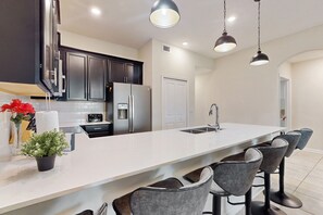Fridge, microwave, oven, stovetop - Family home boasting entertainment for everyone with wifi (Kissimmee)