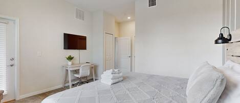 2 soverom, skrivebord, strykejern/-brett og reiseseng for barn