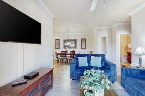 TV - Resort condo close to theme parks with on-site pool, bar, restaurant, & gym (Davenport)