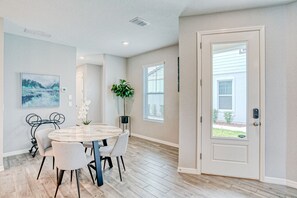 Dining - Spacious townhome with heated pool, WiFi, & central A/C - near theme parks (Davenport)