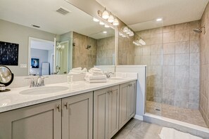 Shower, hair dryer, towels - Spacious townhome with heated pool, WiFi, & central A/C - near theme parks (Davenport)