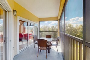 Outdoor dining - Modern Orlando condo with pool, balcony views, and Disney shuttle (Orlando)