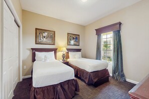 3 bedrooms, iron/ironing board, travel cot, free WiFi - Modern Orlando condo with pool, balcony views, and Disney shuttle (Orlando)