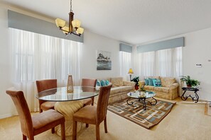 Interior - Gorgeous private home, dog-friendly, private pool & close to parks (Davenport)