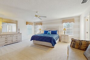 4 bedrooms, iron/ironing board, travel cot, free WiFi - Gorgeous private home, dog-friendly, private pool & close to parks (Davenport)